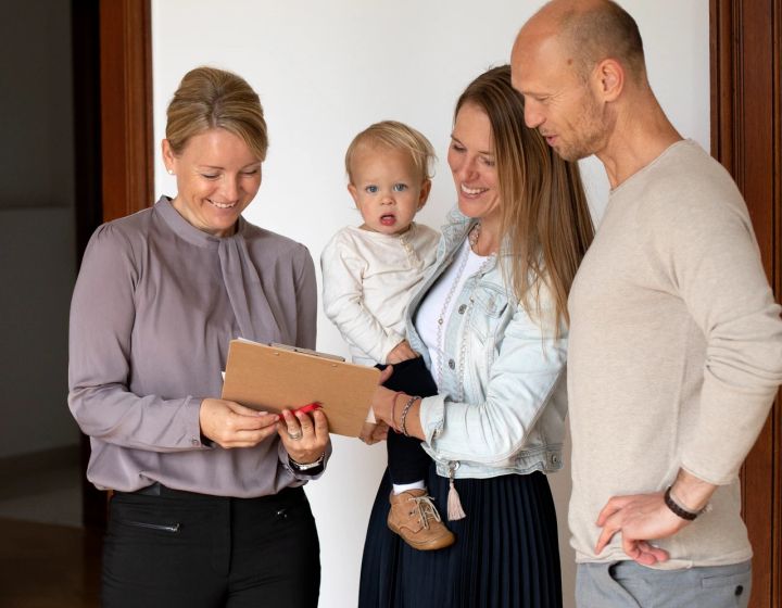 Familie lässt sich beim Hauskauf von Maklerin beraten