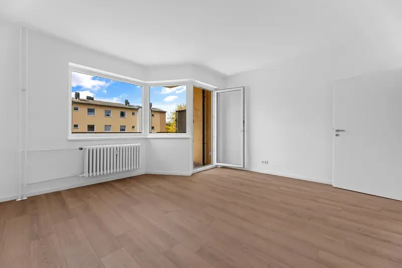 Wohnzimmer mit Blick auf den Balkon