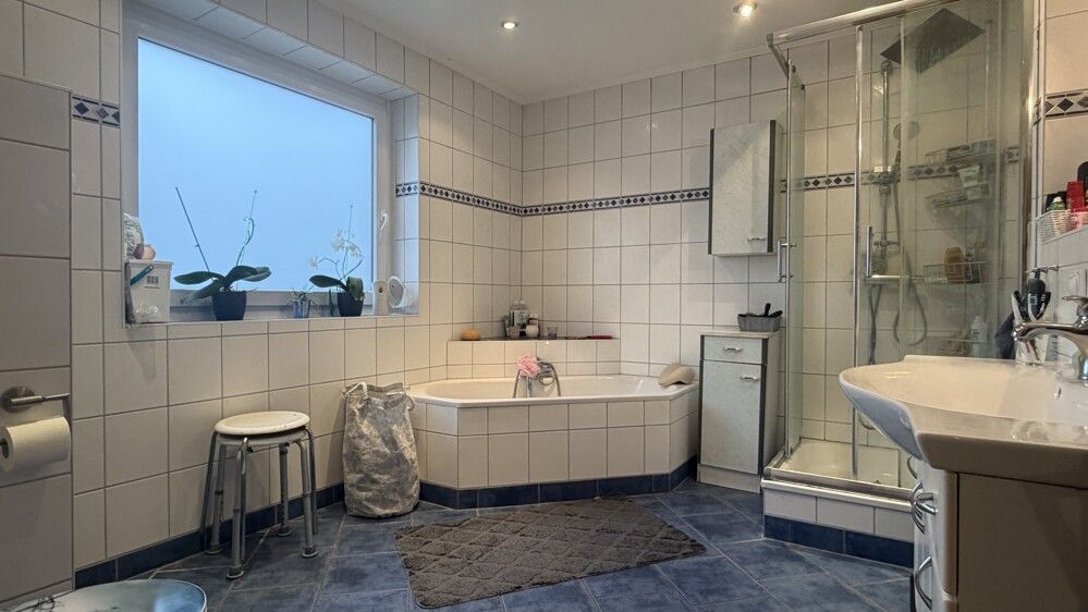 einem Vollbad mit Wanne