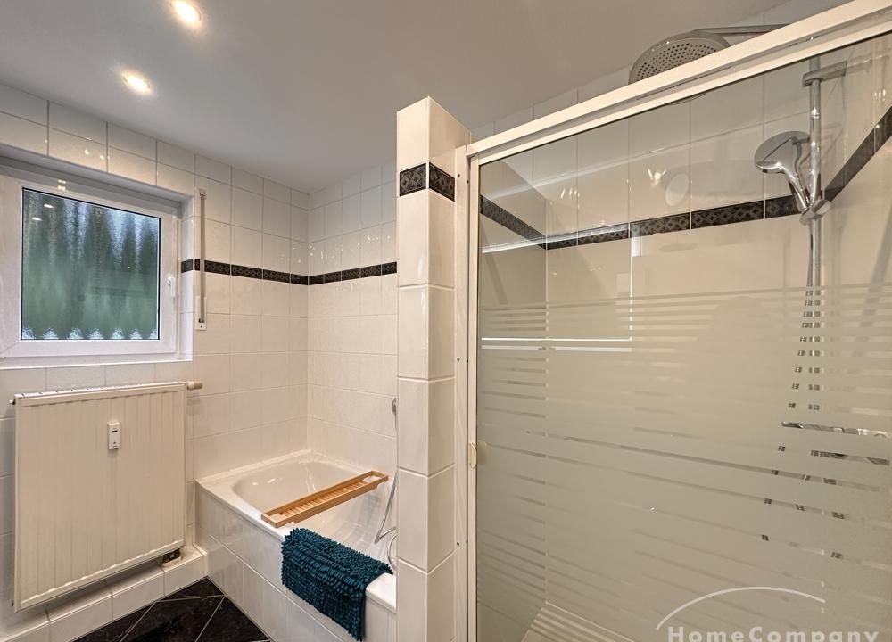 Bad mi Dusche und Badewanne