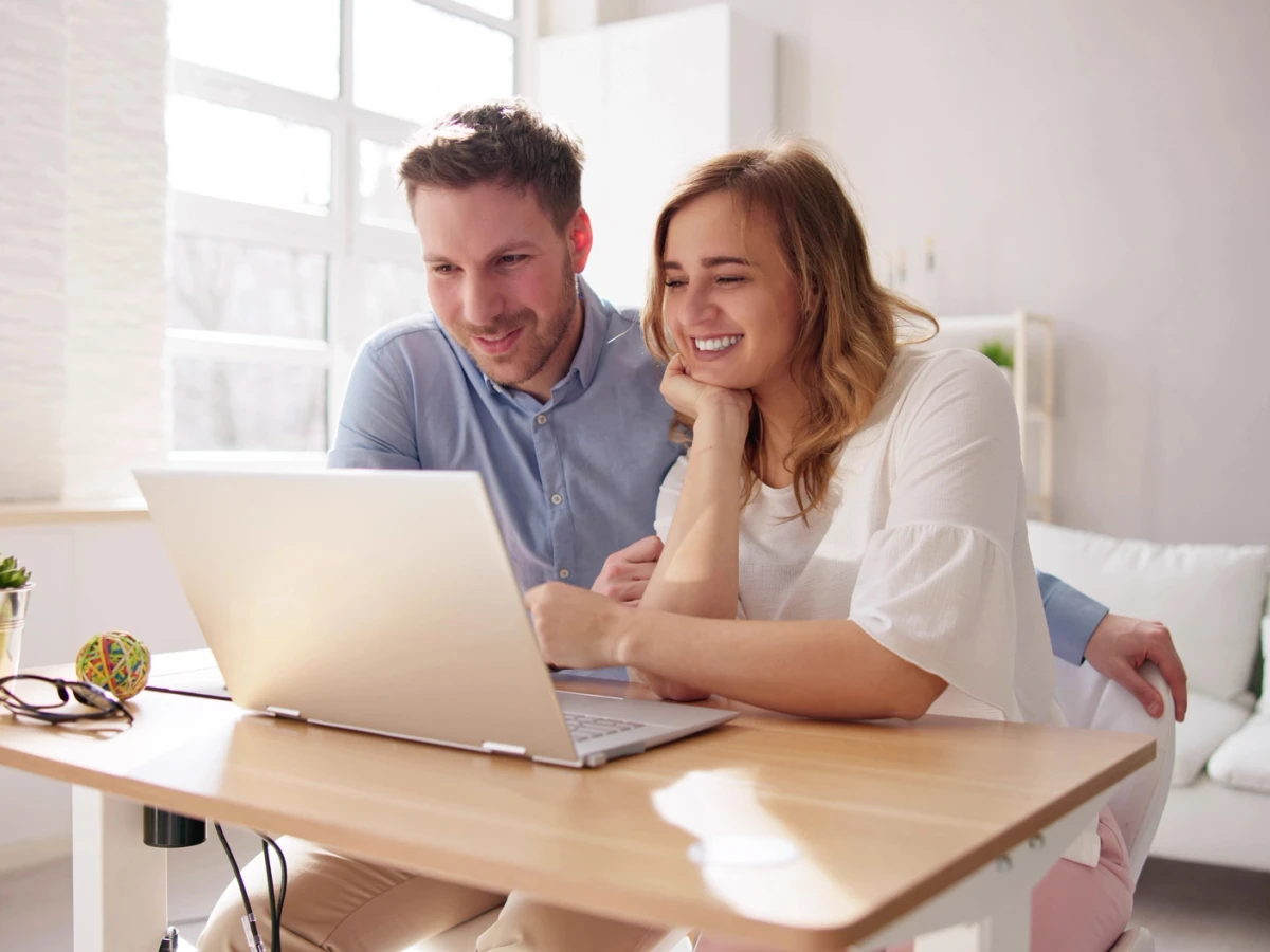 immonews-immobiliensuche Lupe und Hausmodell als Motiv für die Immobiliensuche