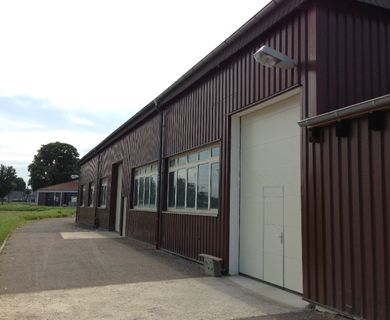 Produktions- bzw. Lagerhalle in verkehrsgünstiger Lage