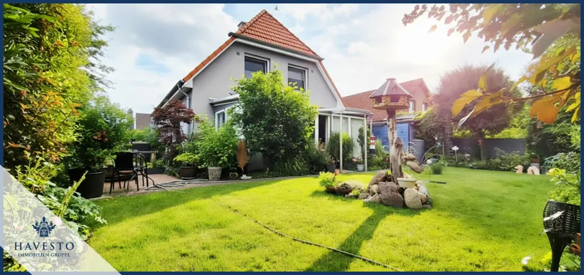 Blick vom eigenen Gartenbereich auf das wunderbare Einfamilienhaus