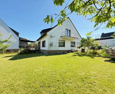 Solides Einfamilienhaus auf sonnigem Eckgrundstück 
mit Garage – nahe Zentrum!