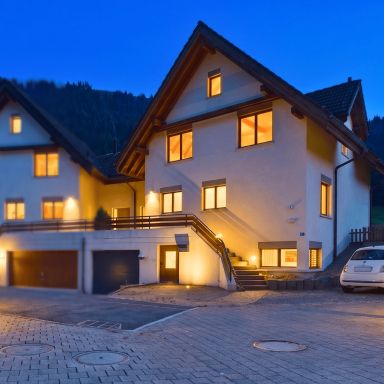 6.5 Zi.-Doppelhaushälfte mit Studio, Garten und Bergblick