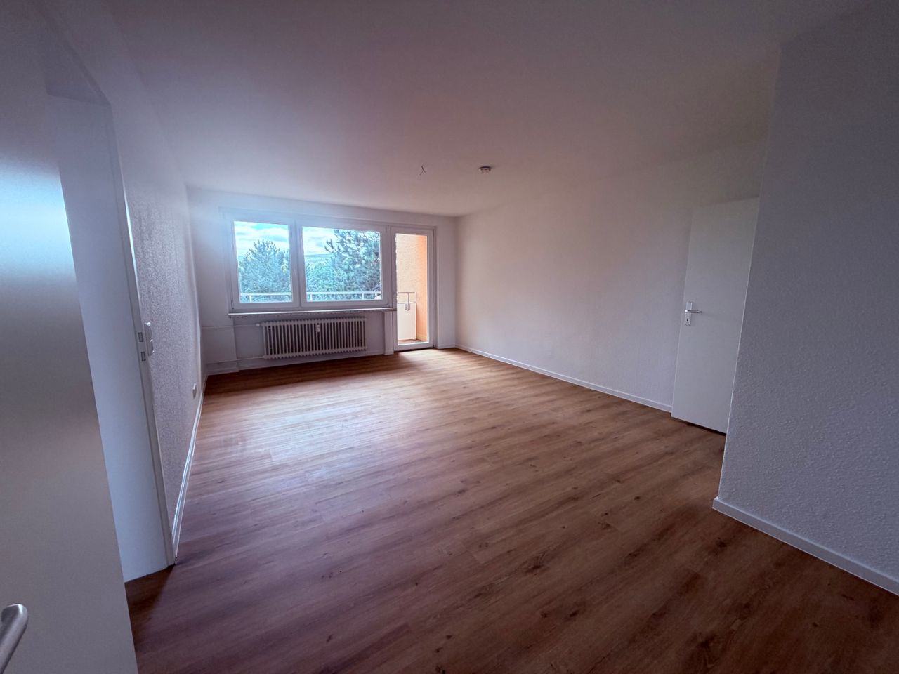 Großzügige 4-Zimmer-Wohnung mit Balkon nach Komplettsanierung - Foto 2