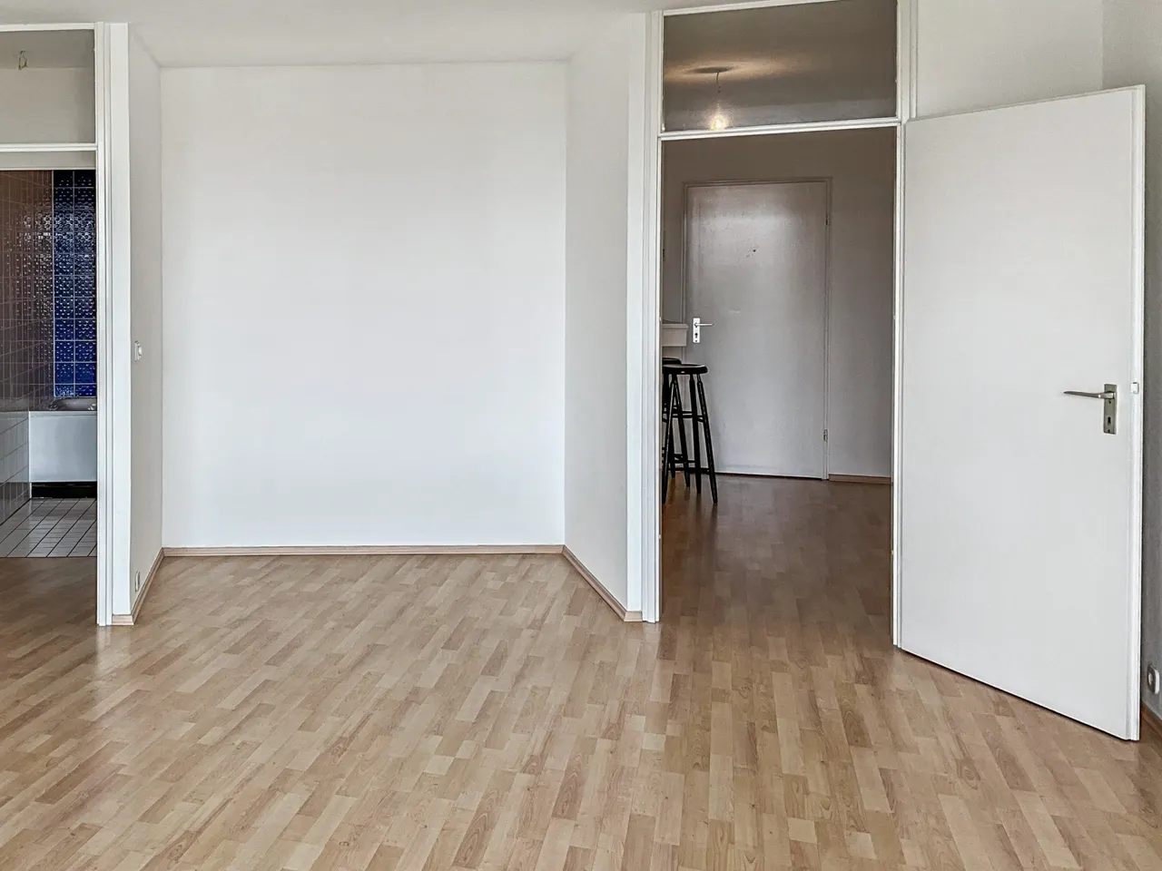Blick vom Balkon zu Wohnraum