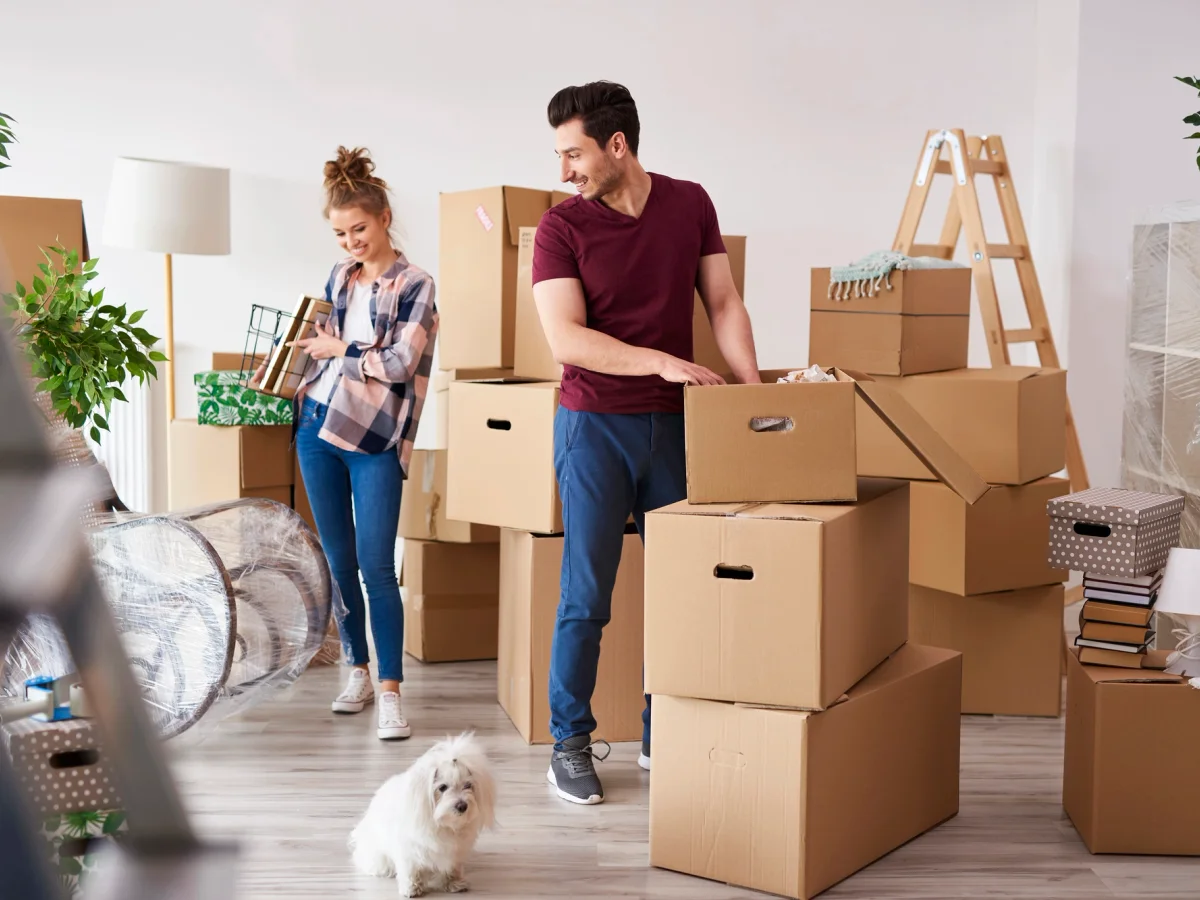 Paar mit Umzugskartons in einer Wohnung