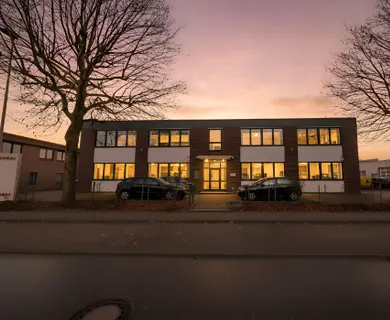 EXKLUSIVE BÜROFLÄCHE MIT LAGERHALLEN ZU MIETEN!