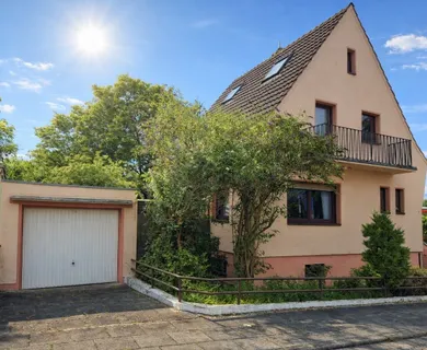 Freistehendes Einfamilienhaus mit Garten & Teich zum sanieren für Ideen & individuelle Wohnkonzepte