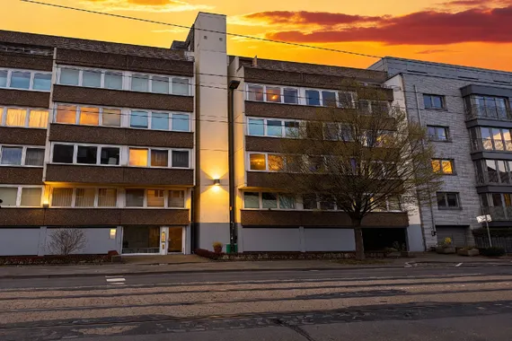 DÜSSELDORF-FLINGERN: 2-ZIMMERWOHNUNG MIT AUFZUG, BALKON UND BLICK INS GRÜNE ZU KAUFEN!