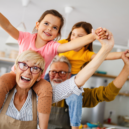 Mehrgenerationenhäuser: 6 wertvolle Vorteile & 3 Herausforderungen