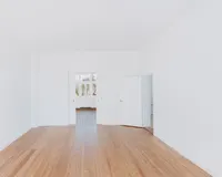 Wohnzimmer mit Verbindungstür