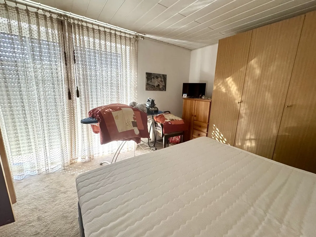 Das Schlafzimmer mit großer Fensterfront