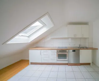 Ratingen-Süd: Gemütliche 3-Zimmer-Dachgeschosswohnung mit EBK und Gartenmitbenutzung im Grünen - Photo 2