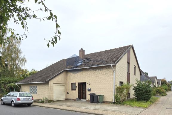 Gro&szlig;z&uuml;giges Split-Level-Haus mit 6 Schlafzimmern und eingefasstem Garten