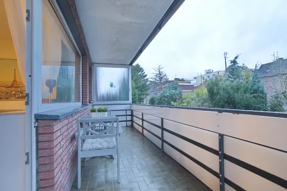 Schöne, neu eingerichtete, komfortable Wohnung mit großem Balkon und Garage in sehr gutem Wohnumfeld