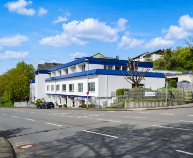 Rund 345 m², 10 Büros, weitere Nebenräume, Top-Sichtlage – „Willkommen im Wasserlosen Tal!“