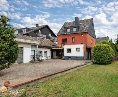 Kapitalanlage mit Entwicklungspotenzial: 2-3-Familienhaus + Nebengebäude