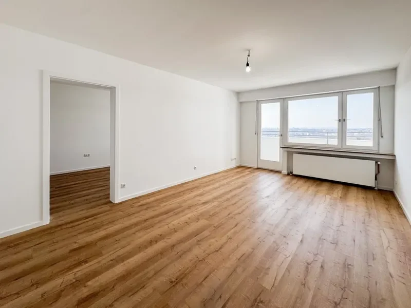Wohnzimmer mit Zugang zu Balkon und Schlafzimmer