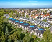 Es handelt sich um unverbindliche Illustrationen mit Sonderausstattungen. Die Bauausführung erfolgt durch das Bauunternehmen