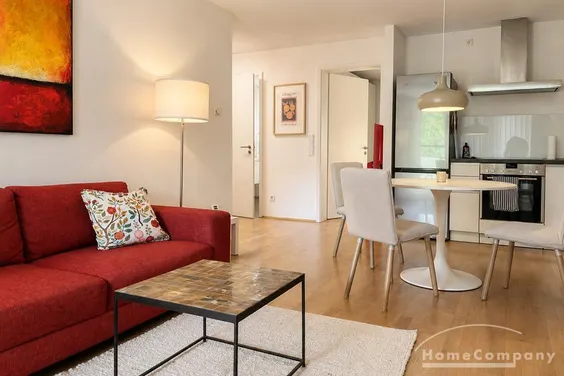 Hochwertig möblierte 2-Zimmer-Wohnung mit Balkon