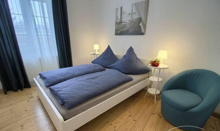 Grosses Schlafzimmer mit Doppelbett