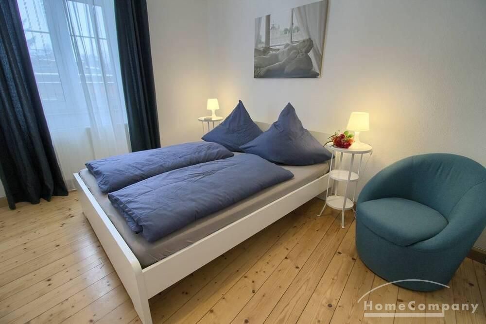 Grosses Schlafzimmer mit Doppelbett