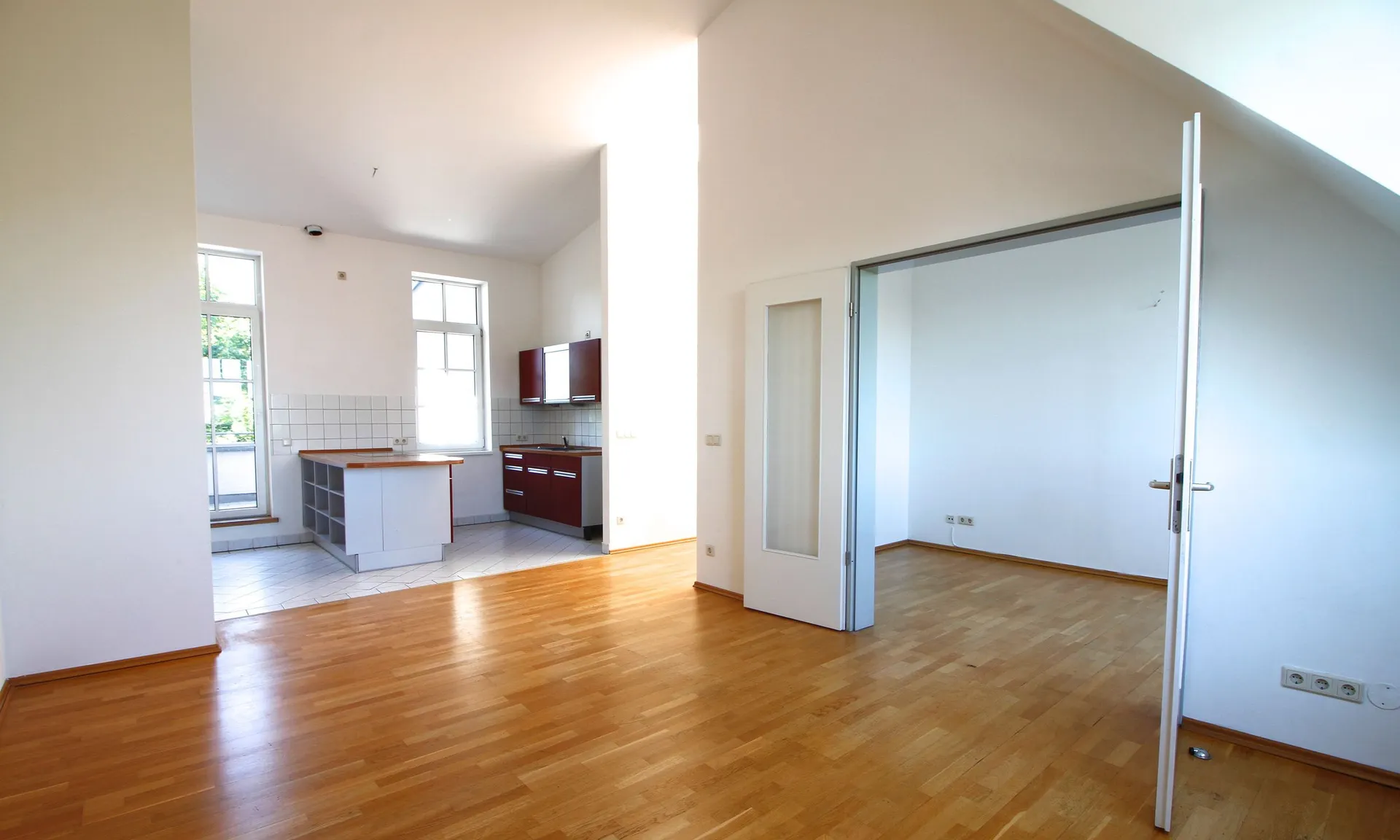 Teilgewerbliche Vermietung! 4-Zimmer Dachgeschosswohnung in ruhiger Lage!