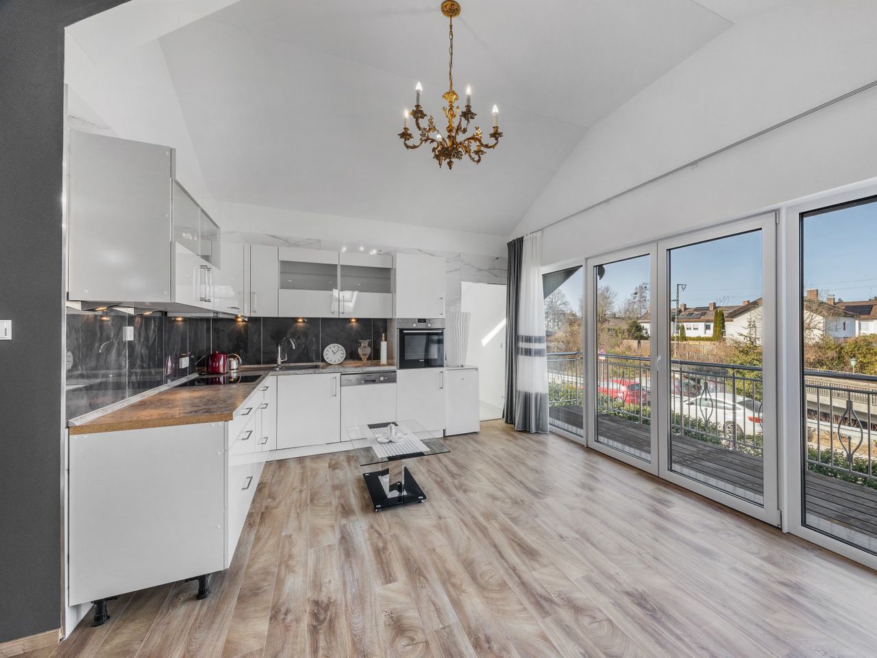 Küche mit Balkon im Dachgeschoss