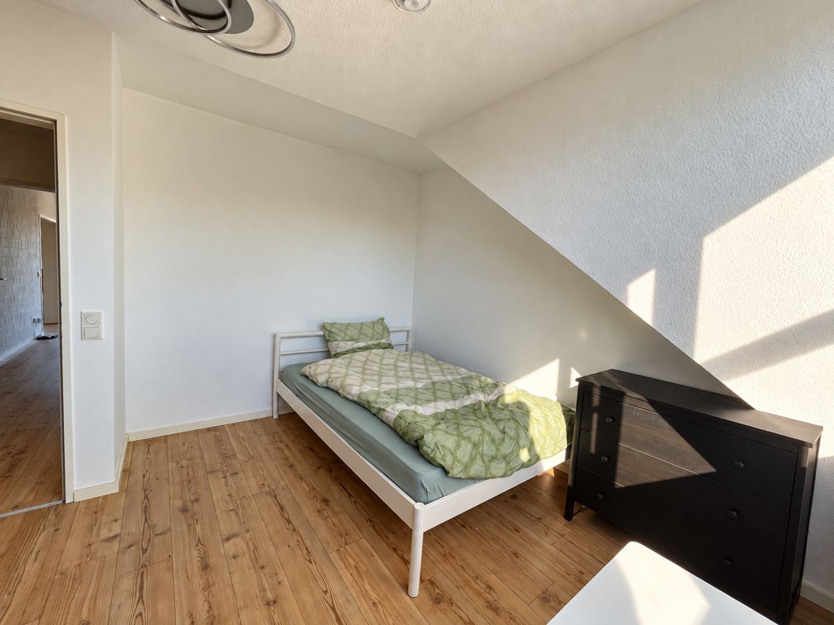 Schlafzimmer mit Dachschräge – digital bearbeitet