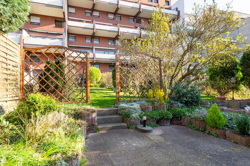 Südlich ausgerichteter Garten mit viel Sonnenlicht – der perfekte Ort für entspannte Tage im Freien.