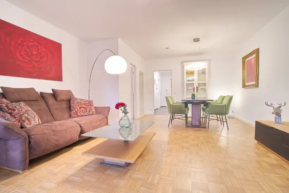 Schöne, einladende Wohnung mit großem Balkon und sehr guter Ausstattung, vollständig möbliert