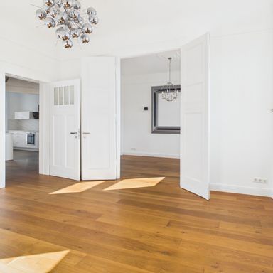 Traumhafter Altbaujuwel im modernen Stil mit Einbauküche..
