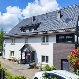 Großzügiges Wohnhaus mit renovierter Einliegerwohnung,  Doppelgarage und gepflegtem Garten!