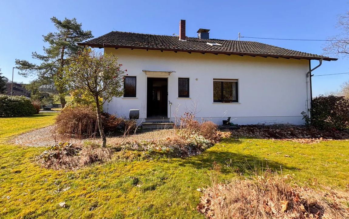 Gepflegtes Einfamilienhaus mit Garage und weitläufigem Grundstück nahe Waldbröl!