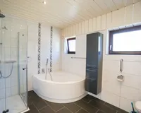 ... mit Wanne und Dusche