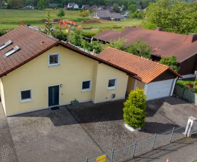 Ruhiges Wohnen am Ortsrand: Gepflegtes Zuhause mit Wintergarten, Balkonkraftwerk und Garten!