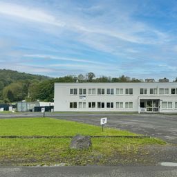 Große Bürofläche mit Lagerhalle und bebaubarem Grundstück