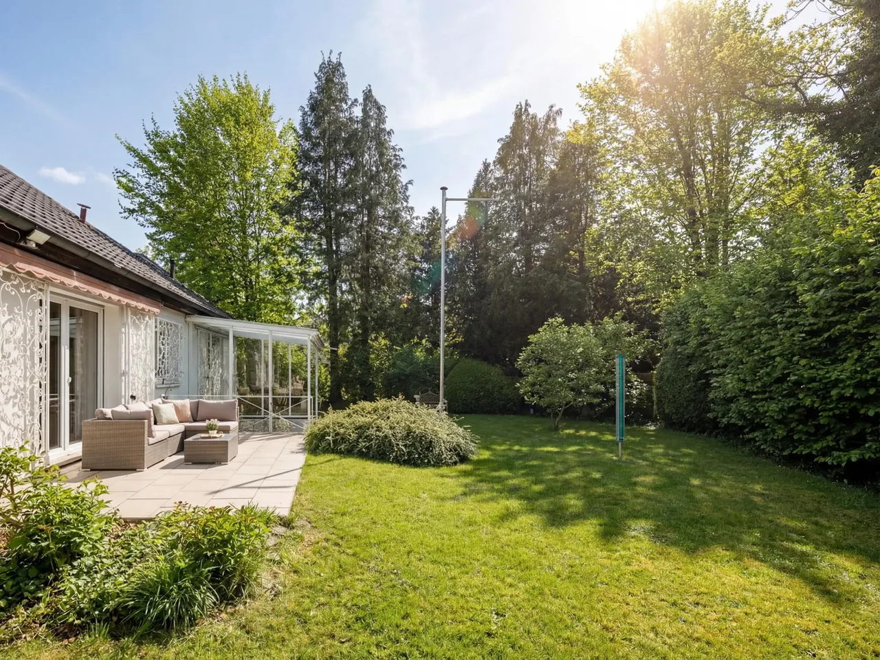 Terrasse - Garten mit Ostausrichtung (KI-Frühling)