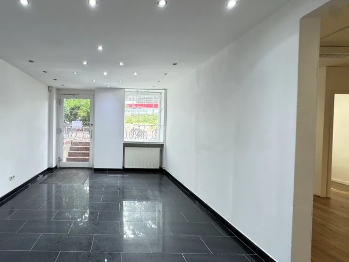 Kompaktes Gewerbe im Souterrain mit Schaufenstern !