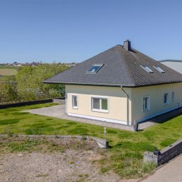 Neuwertiger Walmdachbungalow mit ELW (vermietet) &
sep. Gewerbehalle!