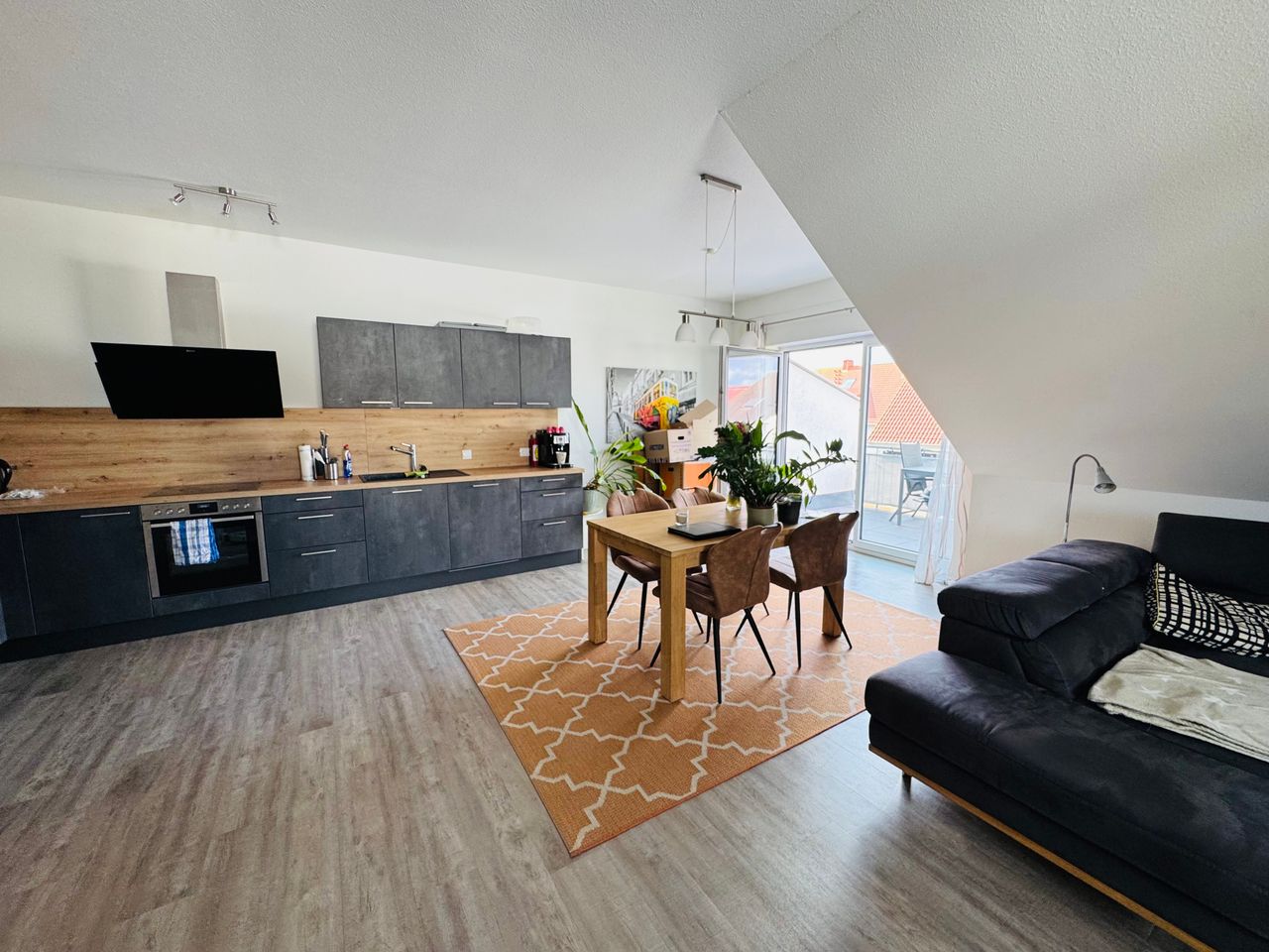 Moderne 2-Zimmer-Dachgeschosswohnung mit Aufzug, Balkon, Einbauküche und 2 PKW-Stellplätzen - Foto 4