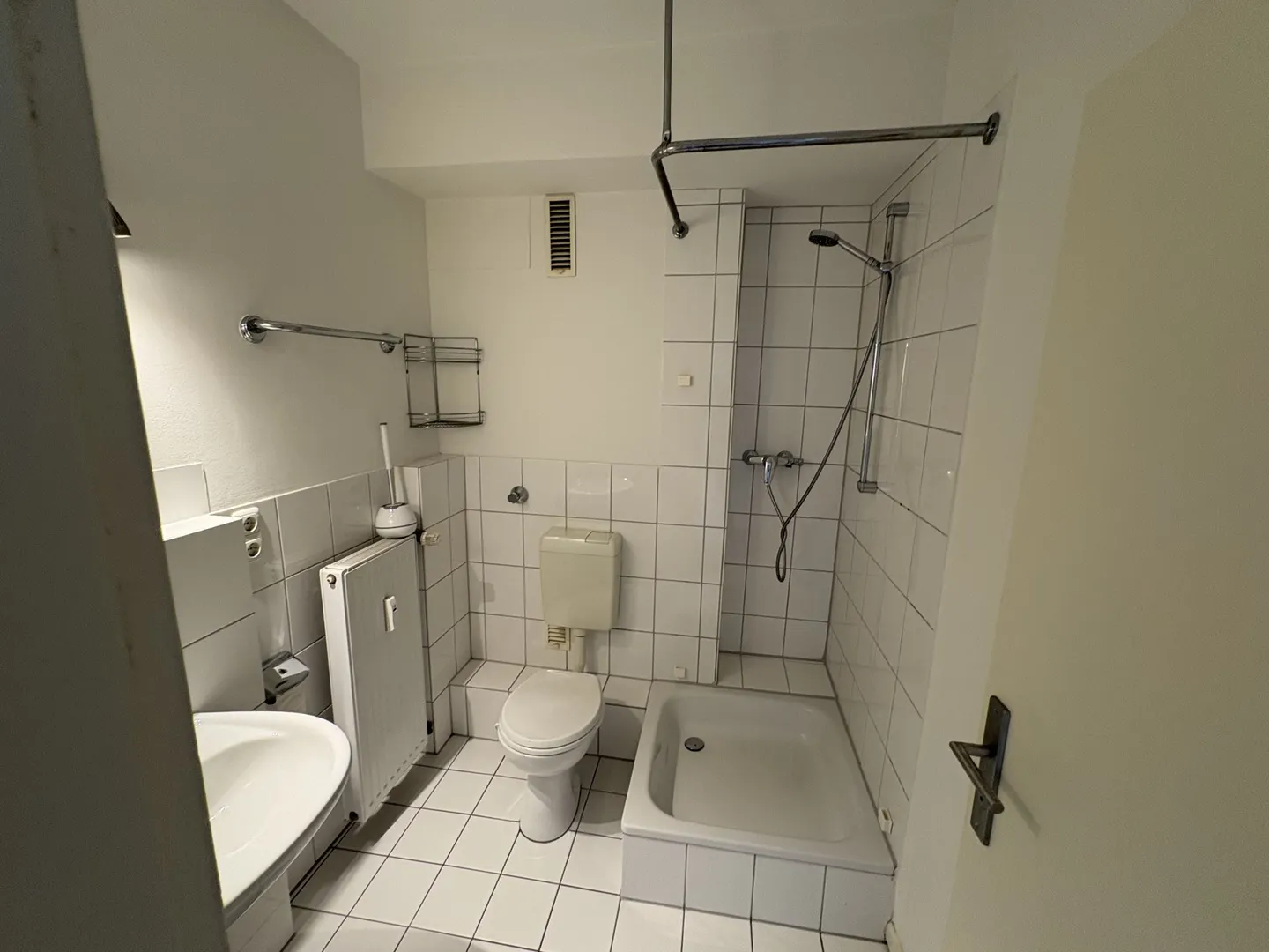 Singles aufgepasst: Helles Apartment mit Balkon und EBK direkt am Hofgarten. - Foto 3