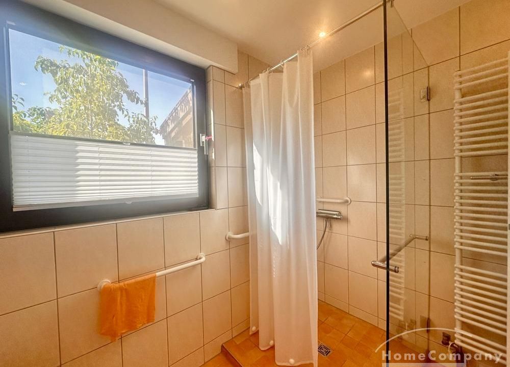 Tageslichtbad mit Dusche