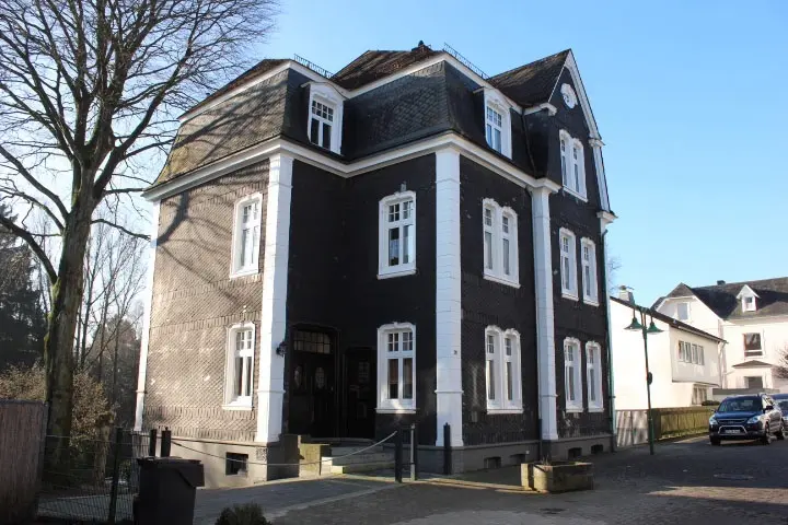 Hausansicht seitlich von der Straße