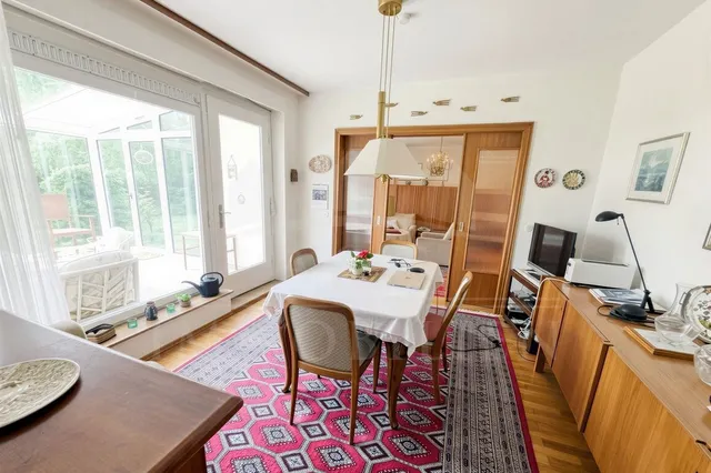 Esszimmer mit Zugang zum Wintergarten