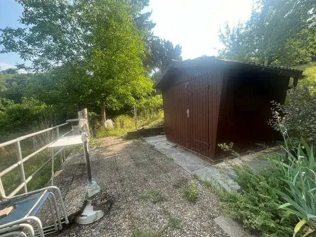 Gartenhütte mit Vorplatz
