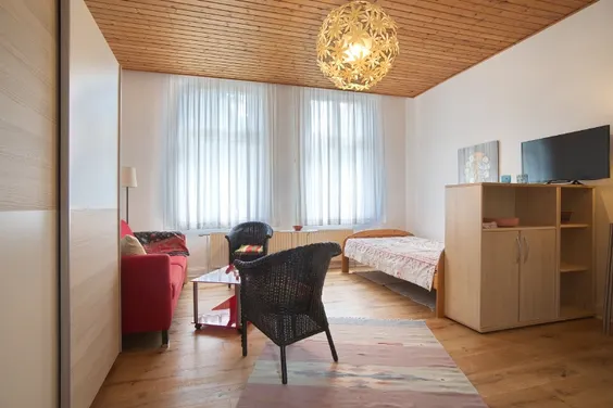 Möbliertes Zimmer mit Singleküche in schönem Altbau, Dusche halbe Treppe, Zweitwohnsitz für Berufspendler