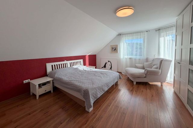 Schlafzimmer (DG)